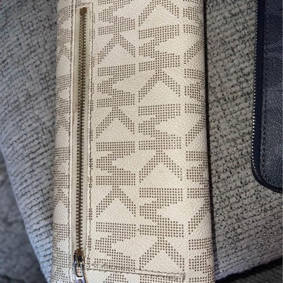 Micheal kors large wallet !! - Picture 2 of 10